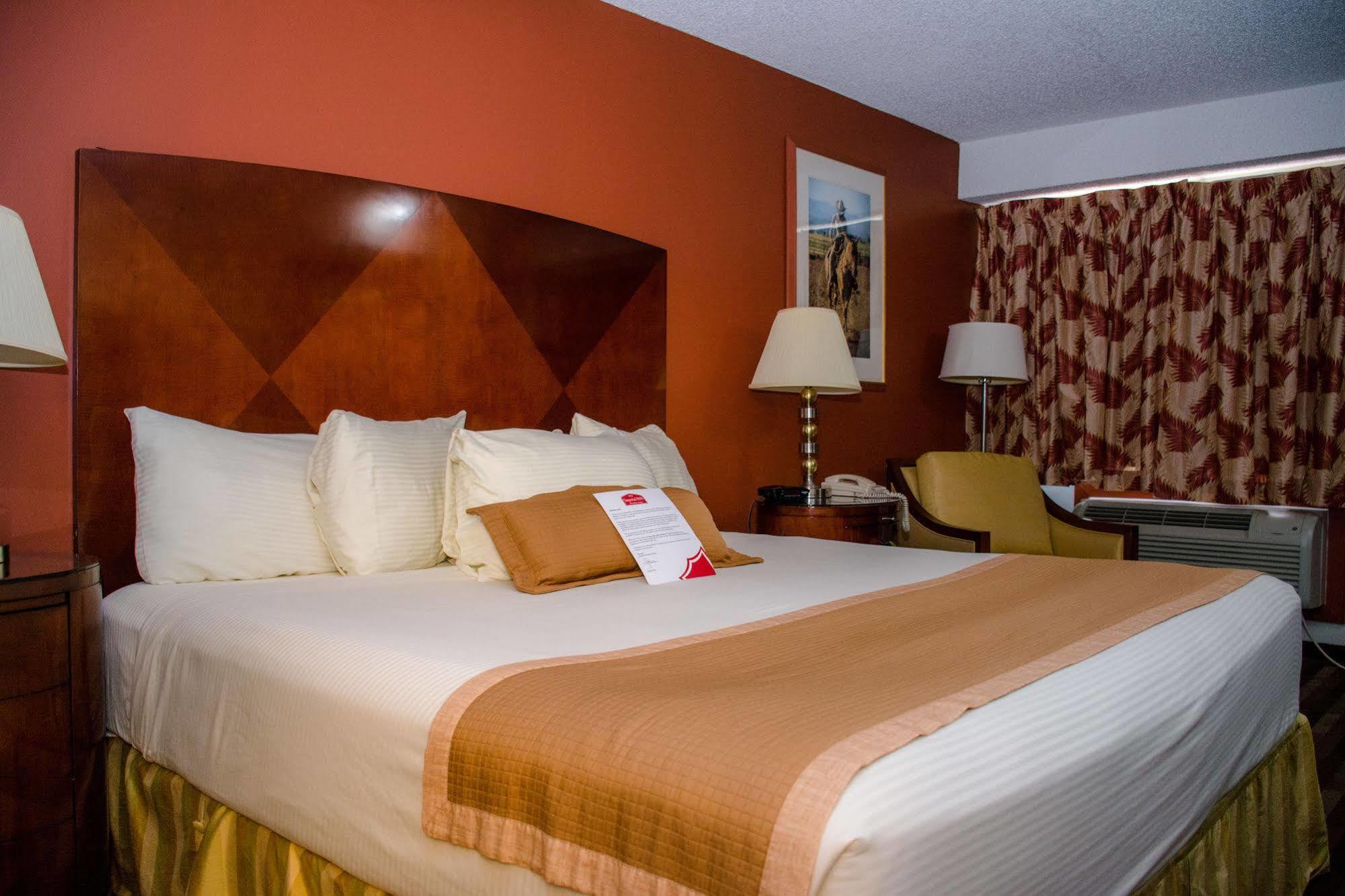 Ramada By Wyndham Medicine Hat Exterior photo